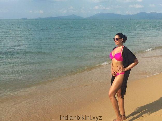 Bipasha Basu sizzles at her honeymoon!